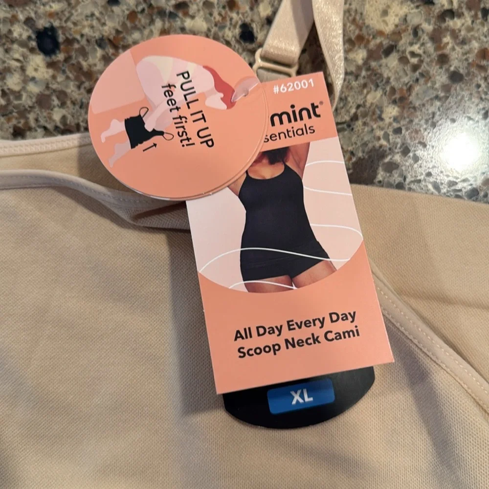 Shapermint Essentials All Day Every Day Scoop Neck Cami - Picture 3 of 5
